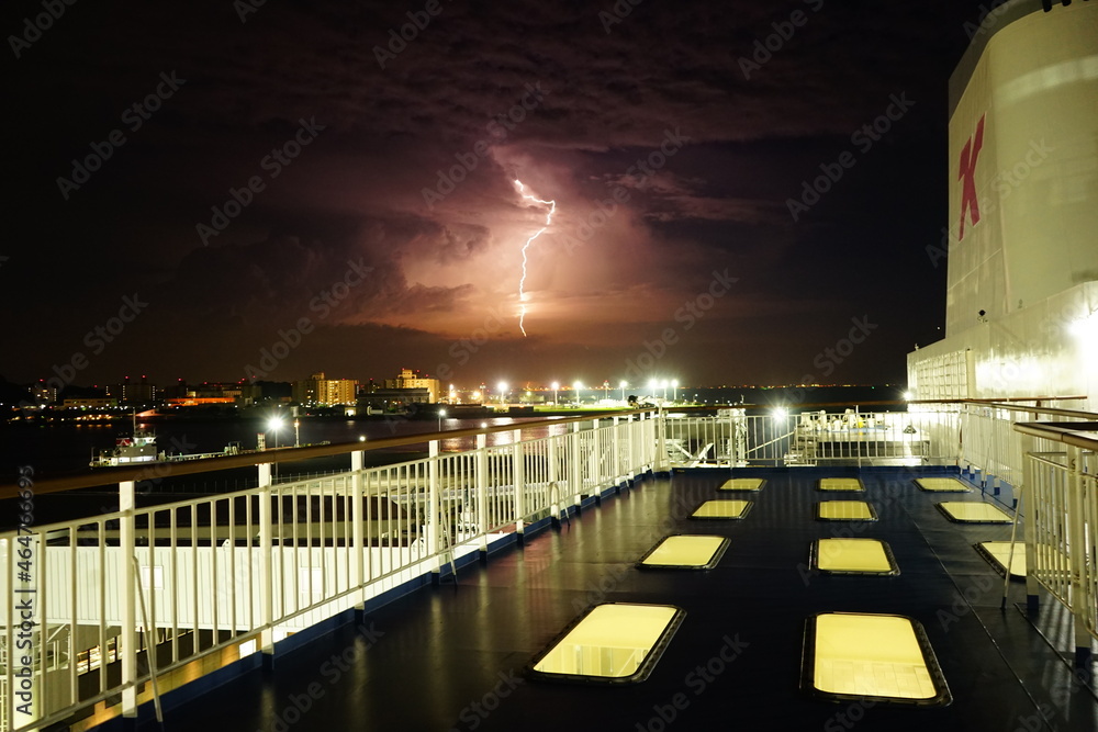 フェリーから見た落雷 横須賀港 夜景 