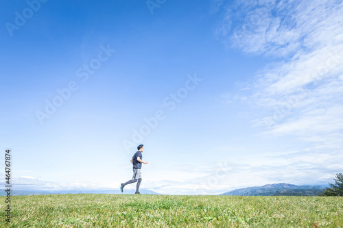 広い場所で運動する男性（走る）  © buritora