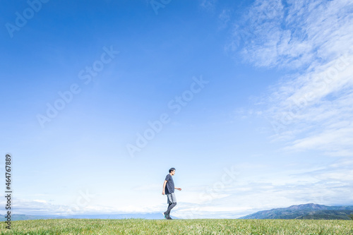 広い場所で運動する男性（歩く・横顔）  © buritora