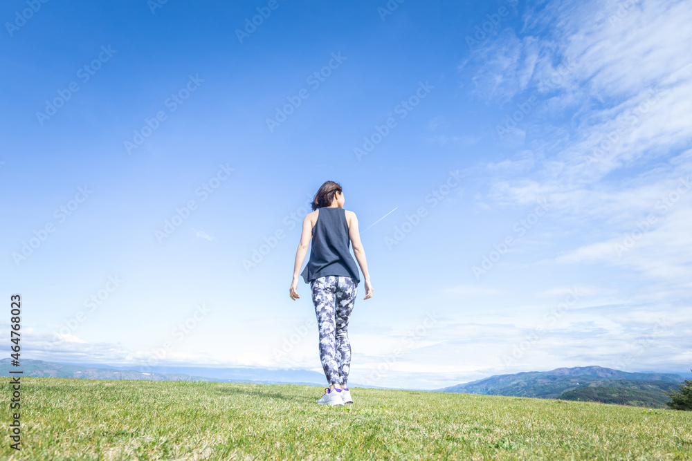 広い場所で運動する男性（歩く）
