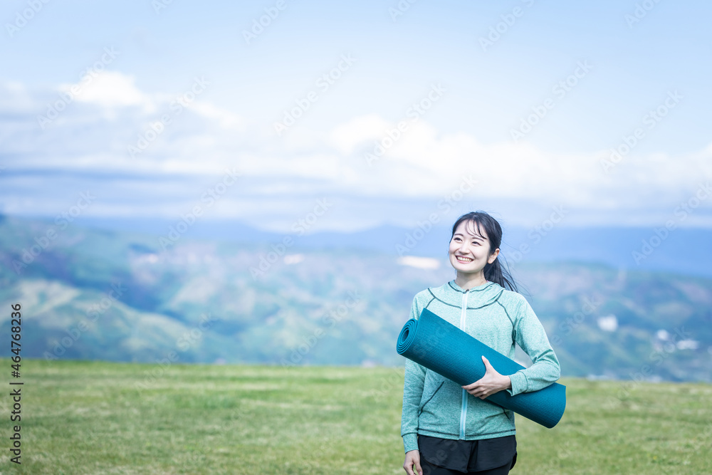 Obraz premium ヨガマットを持つ女性 