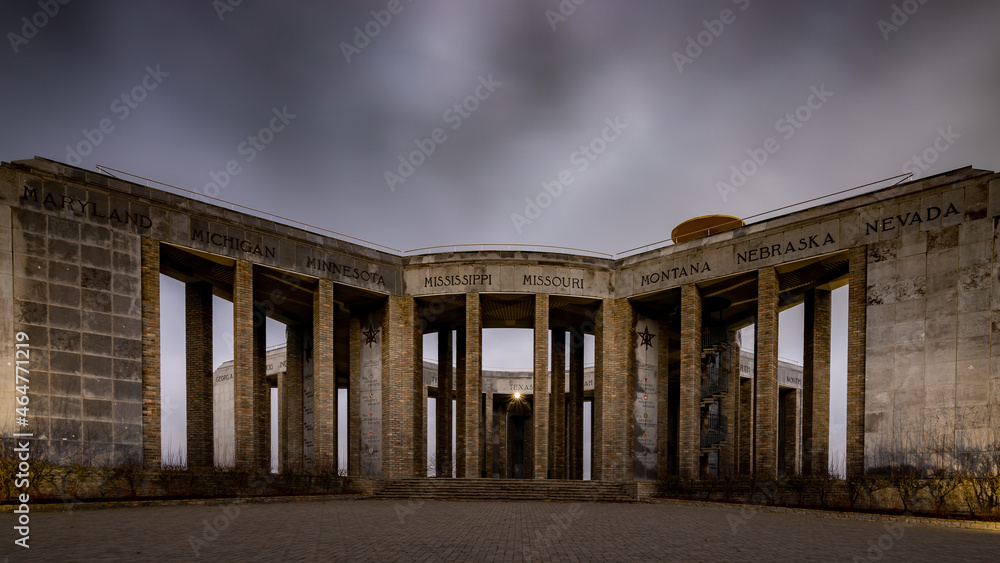 Le mardasson vu de face ; mémorial situé à Bastogne (Belgique)