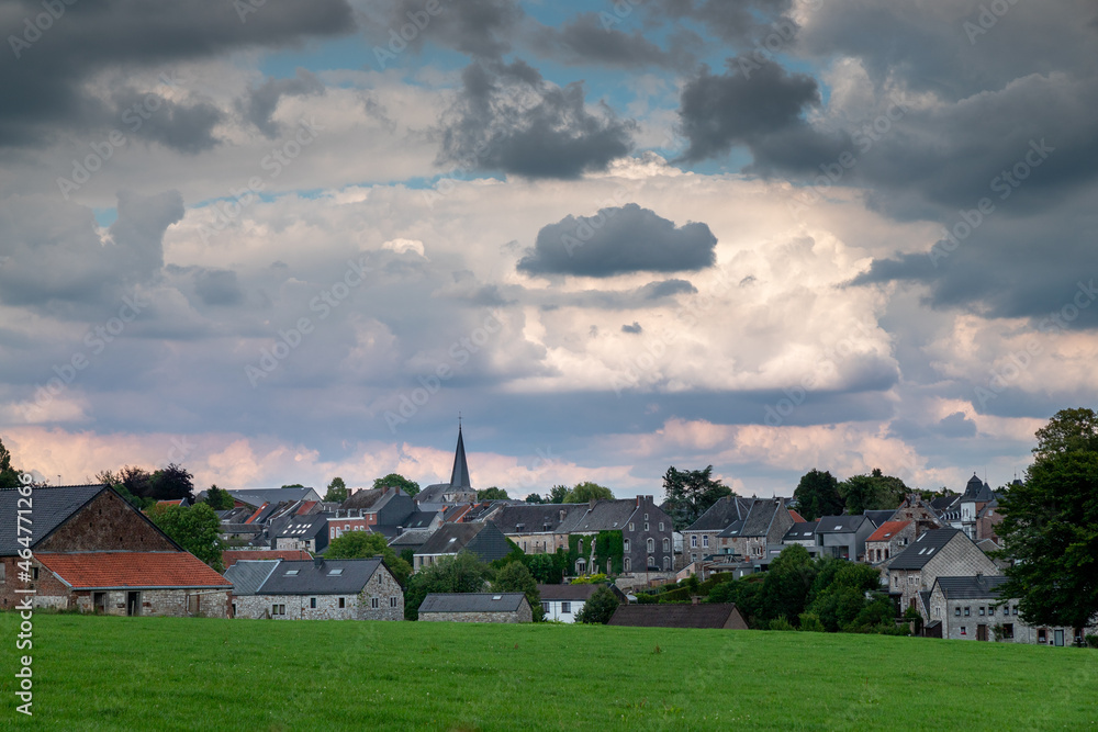Olne, l'un des plus beaux villages de Wallonie sous un beau ciel gris chargé de nuages