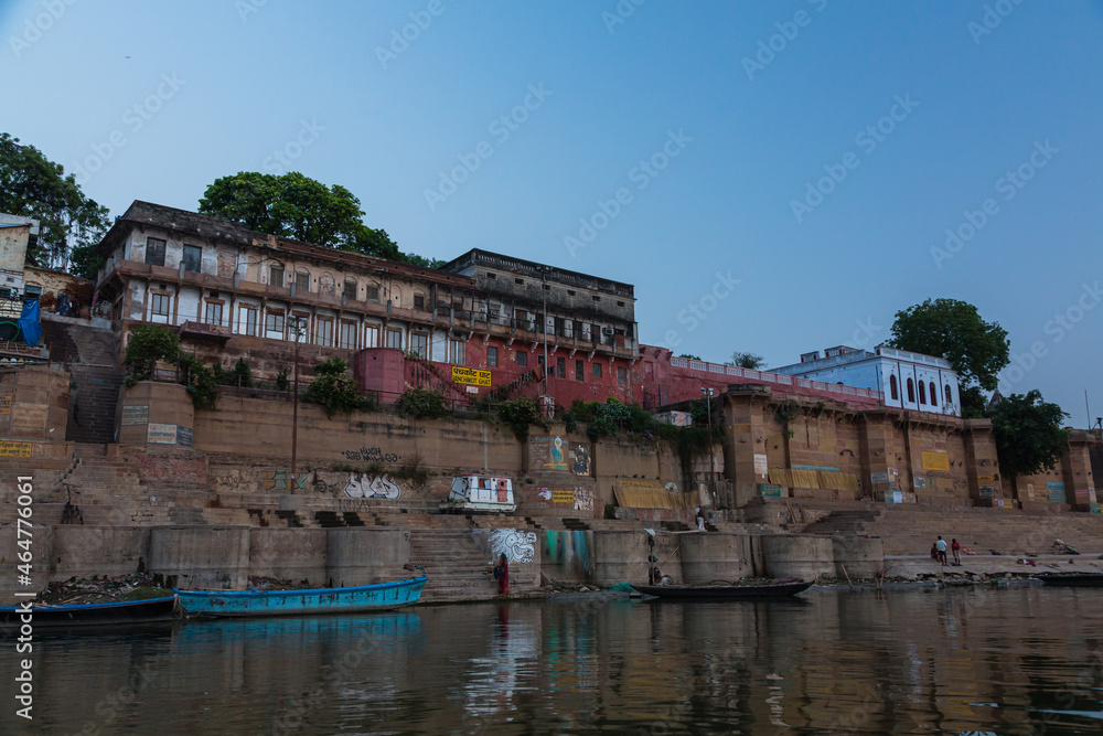 インド　ヴァラナシの早朝のガンジス川沿いの街並みとパンチコート・ガート