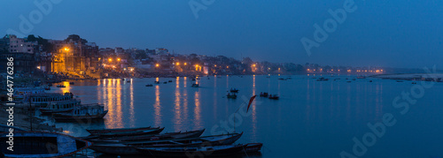 インド ヴァラナシの聖なるガンジス川沿いの夜景