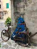 Altes, rostiges Fahrrad in Altstadt von Grado, Italien