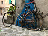Altes, rostiges Fahrrad in Altstadt von Grado, Italien
