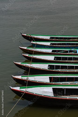 インド ヴァラナシのガンジス川に浮かぶボート