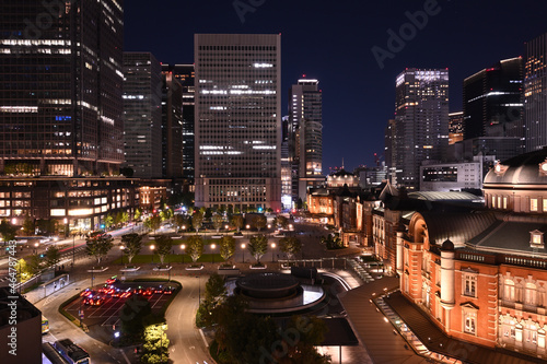 東京駅丸の内駅前広場の夜景