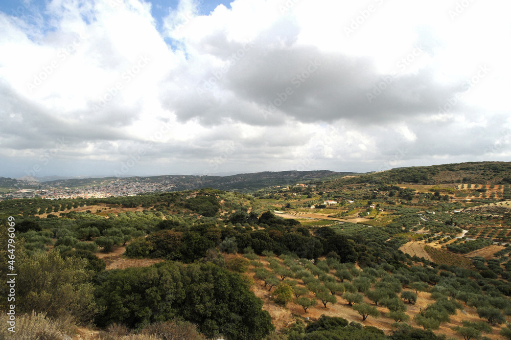 Fototapeta premium La ville d'Archanes vue depuis le mont Giouchtas en Crète