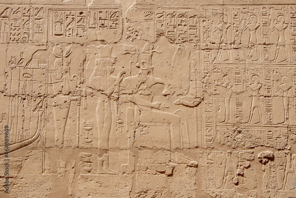 Obraz premium Ancient Egyptian murals and writings on the stone walls of the Karnak Temple in Luxor