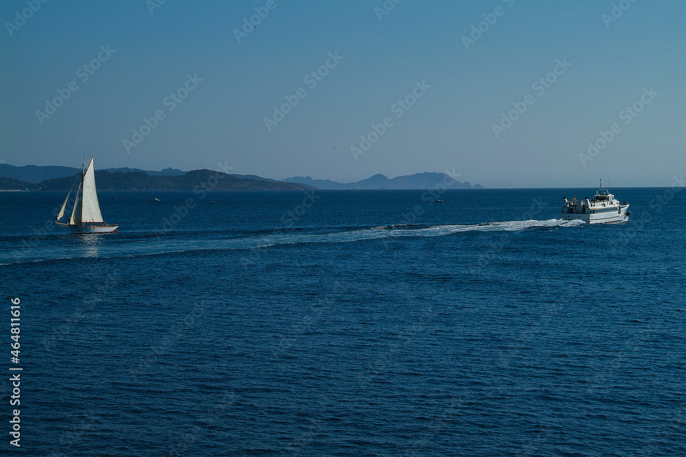 Fototapeta premium Escena marina en la Ría de Vigo. Sanxenxo, Pontevedra, Galicia.