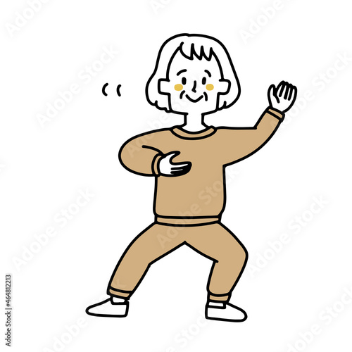 太極拳をしている高齢の女性