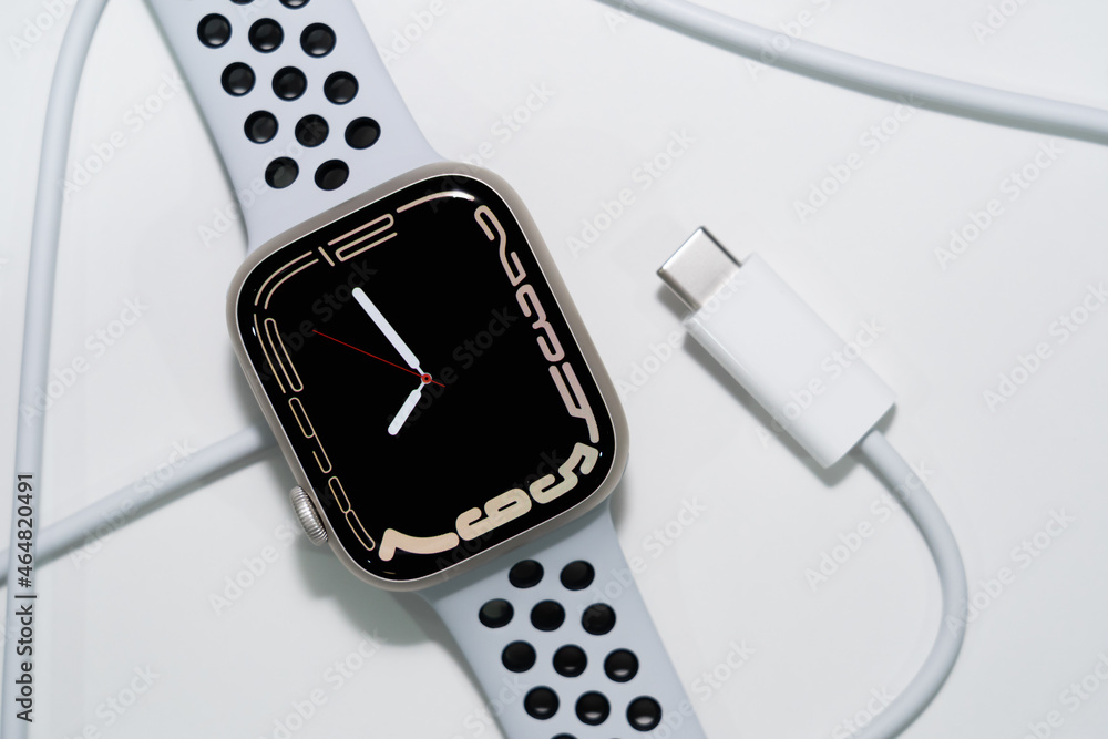 View of the Apple Watch Series 7 starlight color with nike sportband and  new magnet type C charger . foto de Stock | Adobe Stock