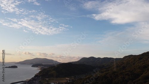山口県観光地ドローン空撮 朝日の光と瀬戸内海の島々と柳井市の街並み！