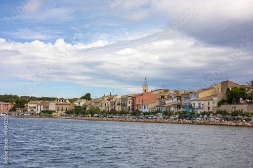 Vue par temps nuageux sur le village de Bouzigues, sur bord de l’Étang de Thau (Occitanie, France)