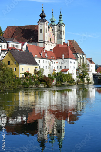 Häuser in Steyr spiegeln sich im Fluss Steyr, Österreich, Europa photo