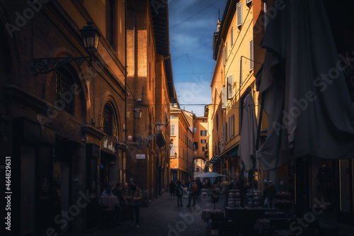 pittoreske Innenstadt von Bologna in der Emilia Romagna an einem warmen Oktober Tag in Italien