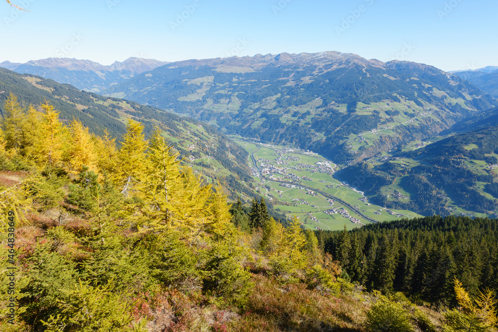 Fototapeta premium Blick ins mittlere Zillertal in Tirol im Herbst