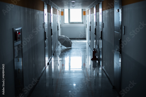 도심속 차가운 느낌의 아파트 복도