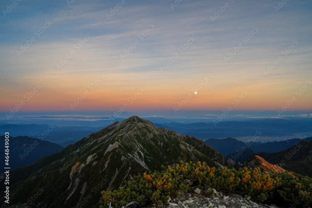 針ノ木岳の夕景。満月。