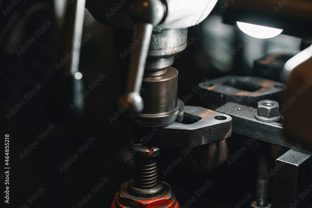 Maquina en uso en un taller mecánico con una pieza de metal Stock Photo