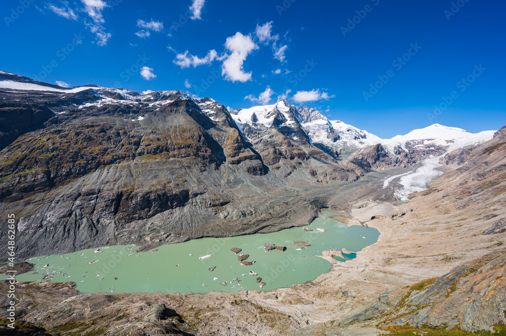 Gletschersee mit Pasterze am Großglockner in österreichischen Alpen
