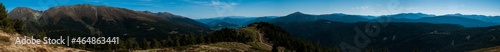 Breites Panoramabild einer Berglandschaft in der Steiermark , in Österreich