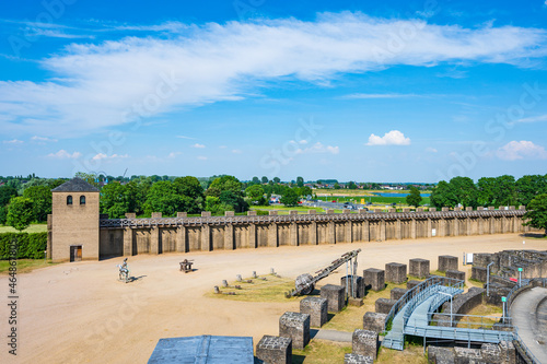 Obraz na płótnie Römisches Amphitheater mit Stadtmauer der Colonia Ulpia Traiana bei Xanten am Niederrhein w salonie