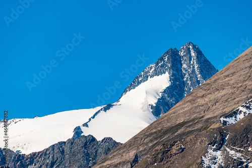 Obraz na płótnie Gipfel des Großglockner mit Gipfelkreuz und Bergsteigern in österreichischen Hochalpen w salonie