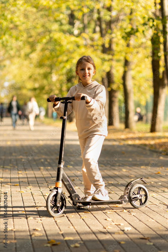 Obraz premium Girl riding a scooter