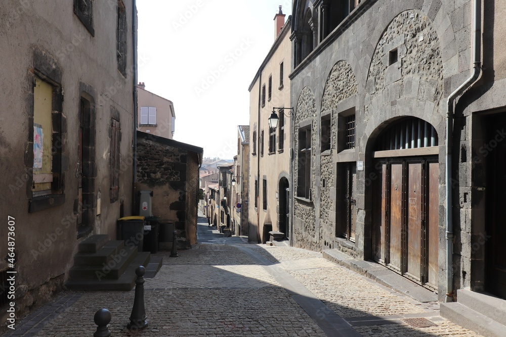 Rue typique, ville de Clermont Ferrand, departement du Puy de Dome, France
