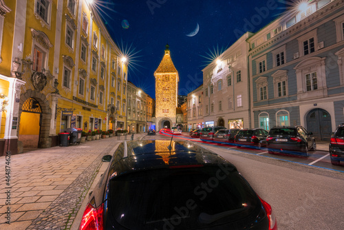 Ledererturm in Wels mit Sternenhimmel und Mond