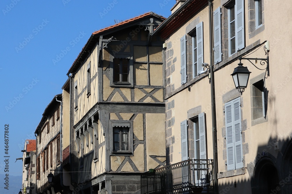 Maison typique, vue de l'exterieur, ville de Clermont Ferrand, departement du Puy de Dome, France