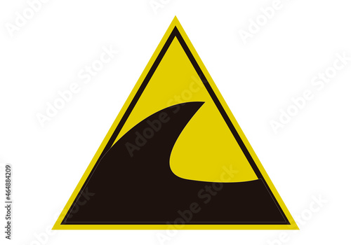 Señal de advertencia por tsunami en la costa.