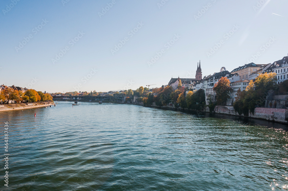 Fototapeta premium Basel, Münster, Kirche, Rhein, Fähre, Rheinufer, Rheinschifffahrt, Grossbasel, Kleinbasel, Altstadt, Herbst, Herbstmesse, Riesenrad, Altstadthäuser, Wettsteinbrücke, Basel-Stadt, Schifffahrt, Schweiz