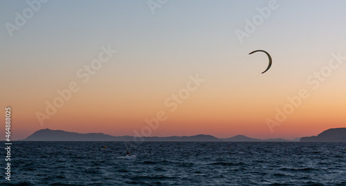 Kitesurf au coucher du soleil