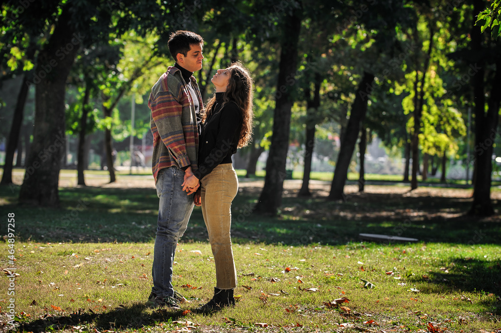 Obraz premium Cheerful and romantic couple hugging and enjoying in in love