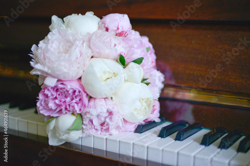 Obraz na płótnie Wedding bouquet at piano. Romantic Piwon flowers w salonie