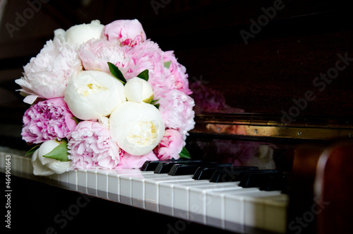 Obraz na płótnie Wedding beautiful pink piwon bouquet at piano w salonie