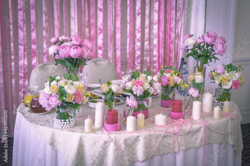 Obraz na płótnie Wedding decoration table with natural flowers piwon and candles. Pink idea w salonie