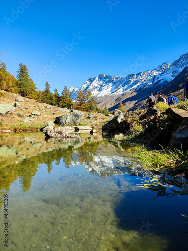 Photo depuis un étang des Alpes suisses. Prêt du camping de Blatten