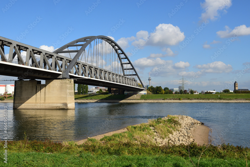 Hammer Eisenbahnbrücke über rhein von düsseldorf und neuss, deutschland
