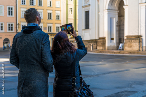couple taking photo on handy on the street © Georg Hummer