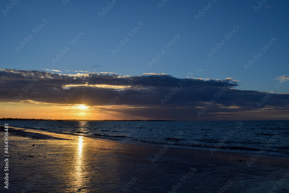 Obraz premium Gold cost beach sunset