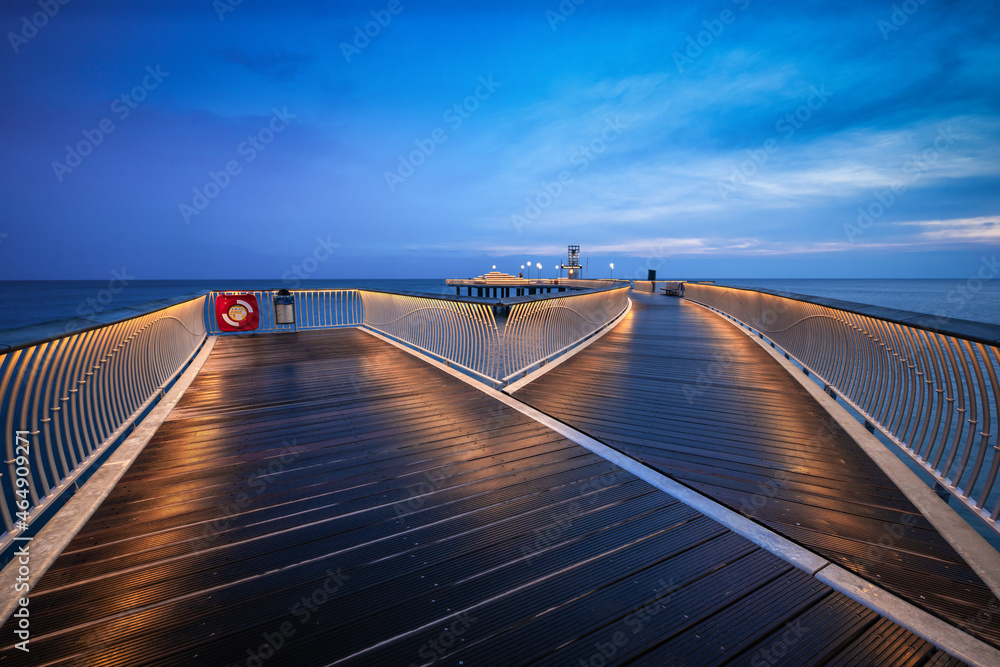 Zur blauen Stunde auf der neuen Seebrücke von Koserow auf Usedom