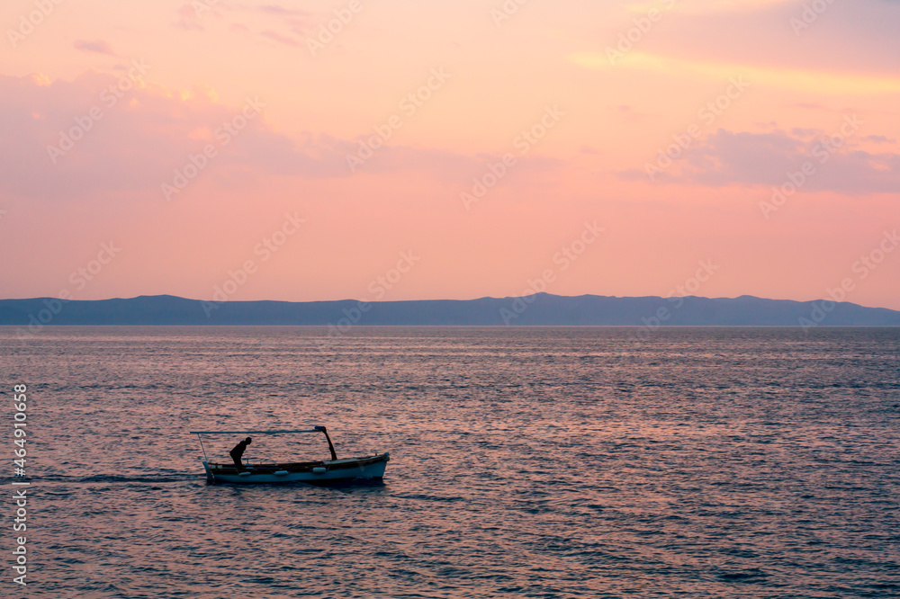 Obraz premium Fishing boat in sunset