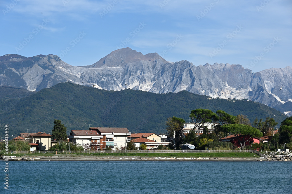 Lungofiume di Fiumaretta nella riva sinistra del fiume Magra, nello sfondo le Alpi Apuane con le cave di Marmo di Carrara