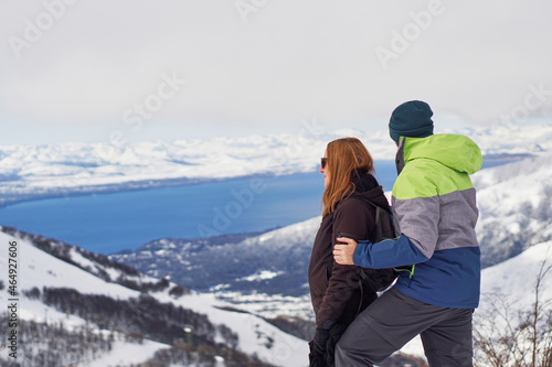 Pareja de vacaciones en la montaña