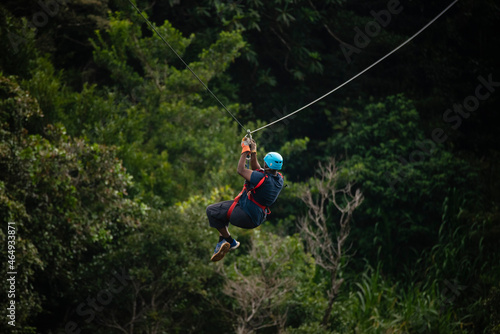 Hombre afroamericano en un canopy en la selva de Costa Rica